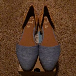 Women’s size 11 Tom’s